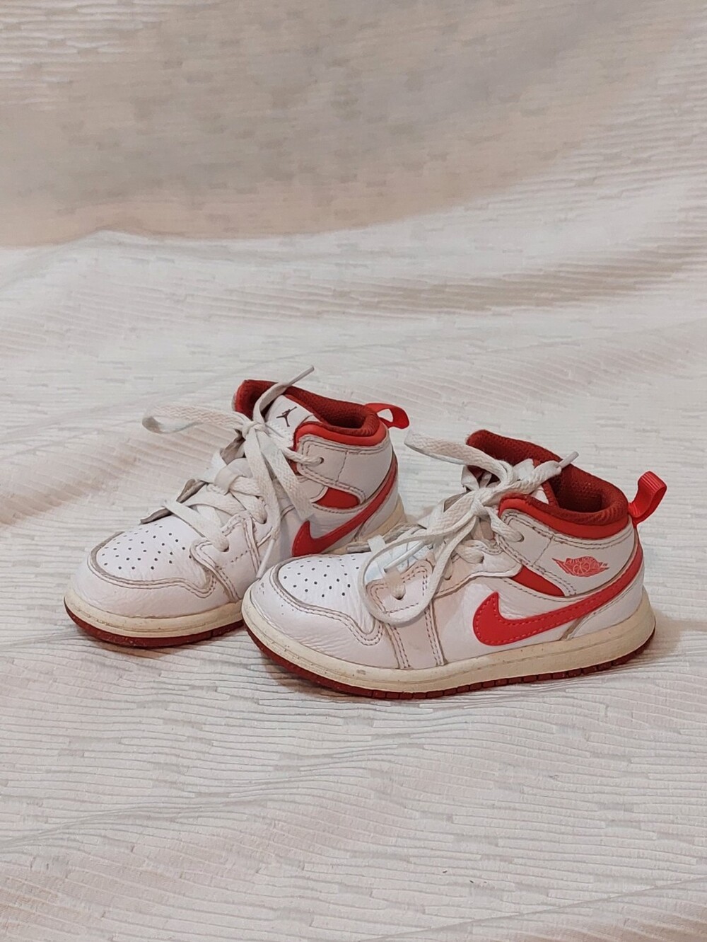 Jordan Kids White and Red High-Top Sneakers Soze 9c
